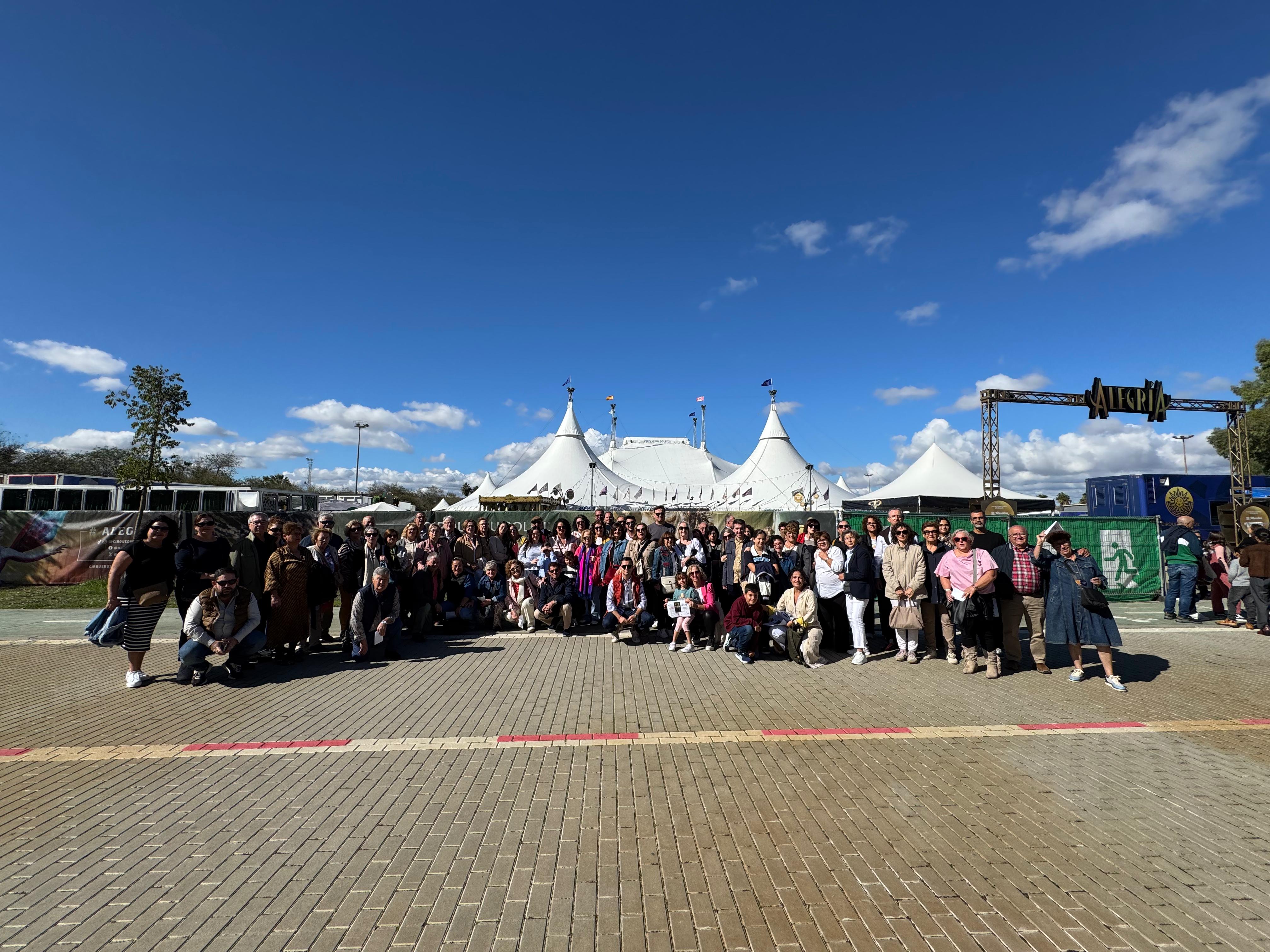 Este fin de semana, un grupo de 92 mojaqueros ha vivido una experiencia inolvidable en Sevilla, donde pudieron disfrutar del espectáculo 